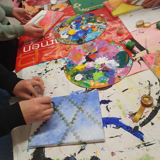 Bild enthält, Furniture, Table, Person, Tabletop, Art