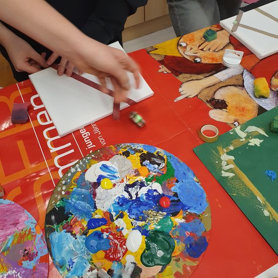 Bild enthält, Paint Container, Person, Brush, Device, Tool, Tape, Plate, Furniture, Table