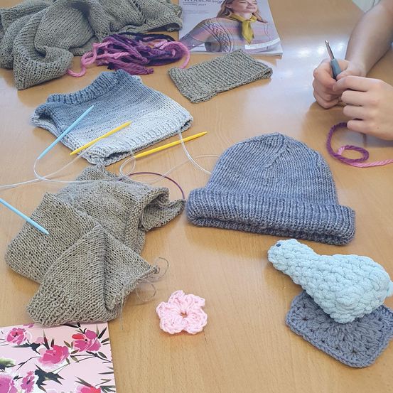 Bild enthält, Adult, Female, Person, Woman, Baby, Knitting, Face, Head