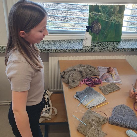 Bild enthält, Female, Girl, Person, Teen, Table, Adult, Woman, Pen, Face, Knitting
