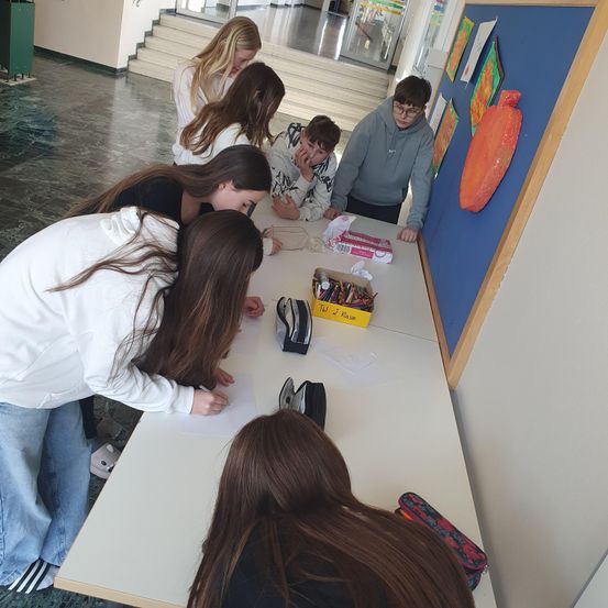 Bild enthält, Person, Student, Adult, Male, Man, Female, Woman, Boy, Child, Face