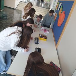 Bild enthält, Person, Student, Adult, Male, Man, Female, Woman, Boy, Child, Face