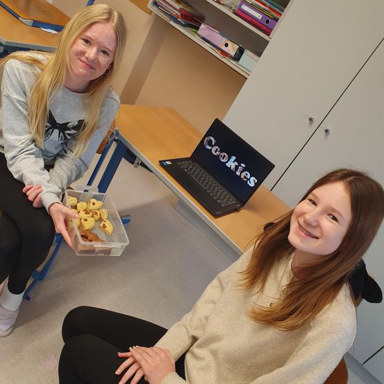 Bild enthält, Furniture, Table, Person, Photobombing, Sitting, Laptop, Adult, Female, Woman, Brunch