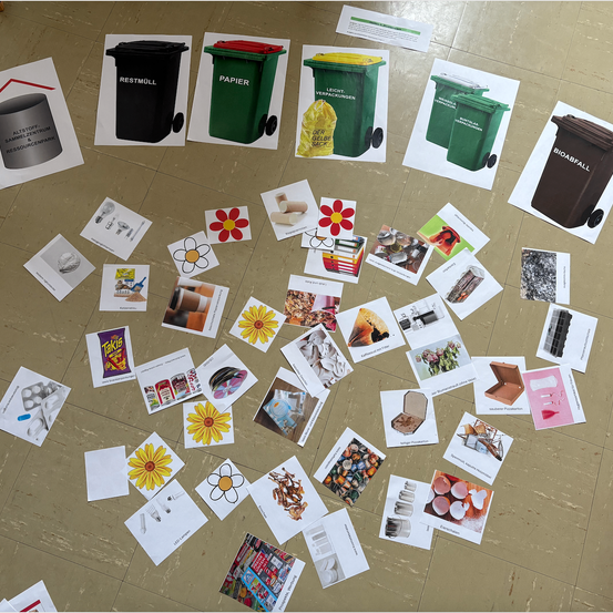 Bild enthält, Advertisement, Poster, Text, Mailbox