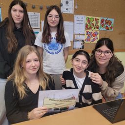 Bild enthält, Laptop, Pc, People, Person, Adult, Female, Woman, Desk, Table, Glasses