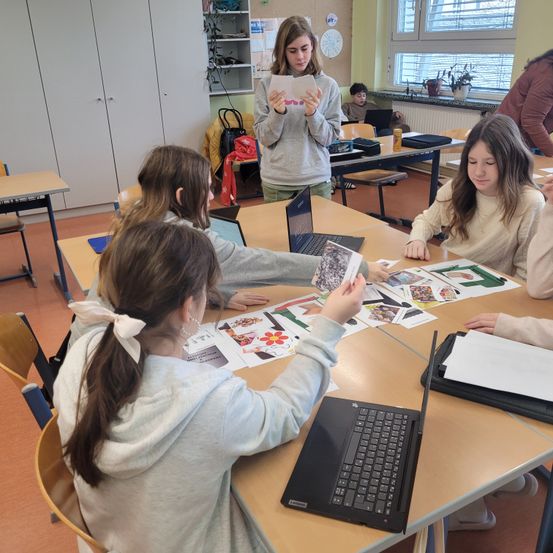 Bild enthält, Computer Keyboard, Person, Student, Adult, Female, Woman, Face, School, Table, Chair