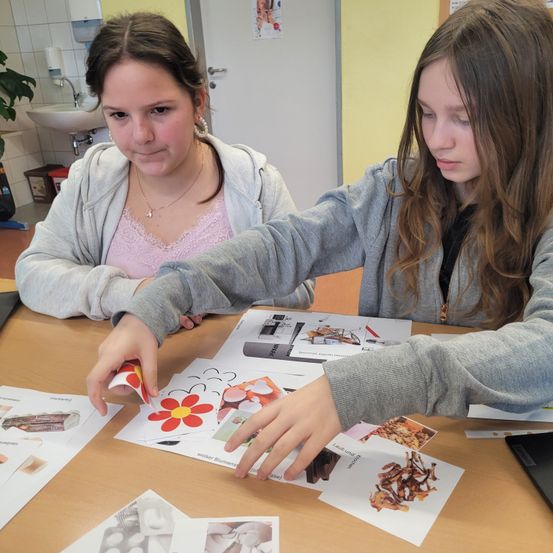 Bild enthält, Advertisement, Person, Adult, Female, Woman, Table, Necklace, Poster, Finger, Face
