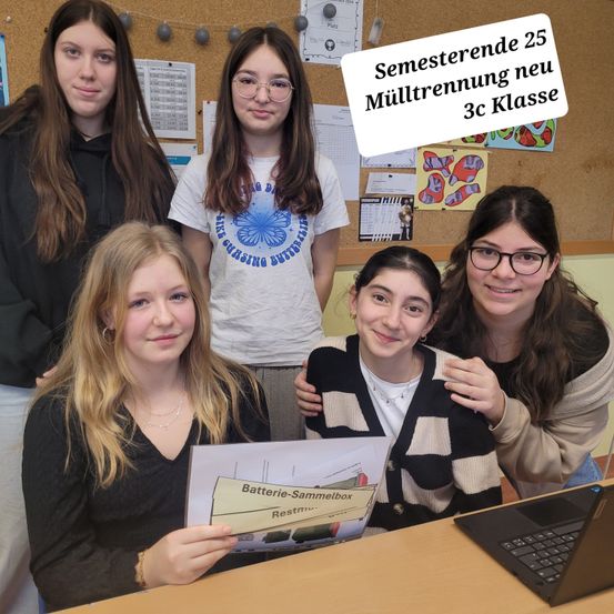 Bild enthält, Laptop, Pc, People, Person, Adult, Female, Woman, Face, Desk, Glasses