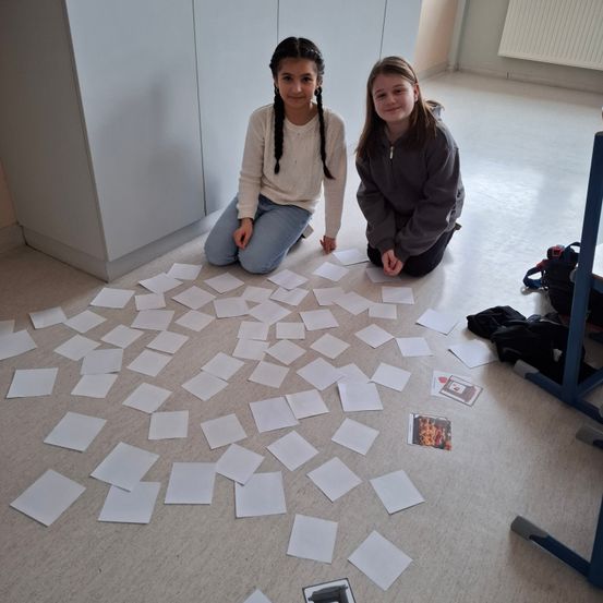 Bild enthält, Floor, Flooring, Pants, Person, Female, Girl, Teen, Interior Design, Face, Tile