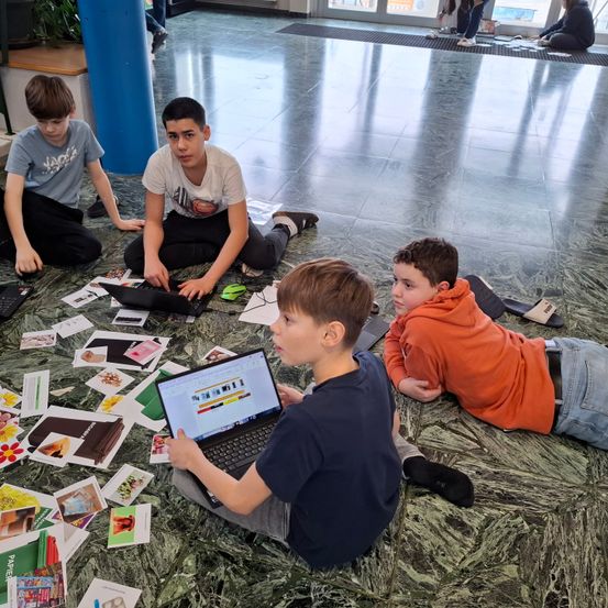Bild enthält, Floor, Person, Boy, Male, Teen, Child, Jeans, Student, Face, Shoe