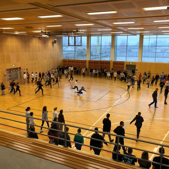 Bild enthält, People, Person, Sport, Volleyball, Volleyball Game, Floor, Flooring, Indoors, Architecture, Building