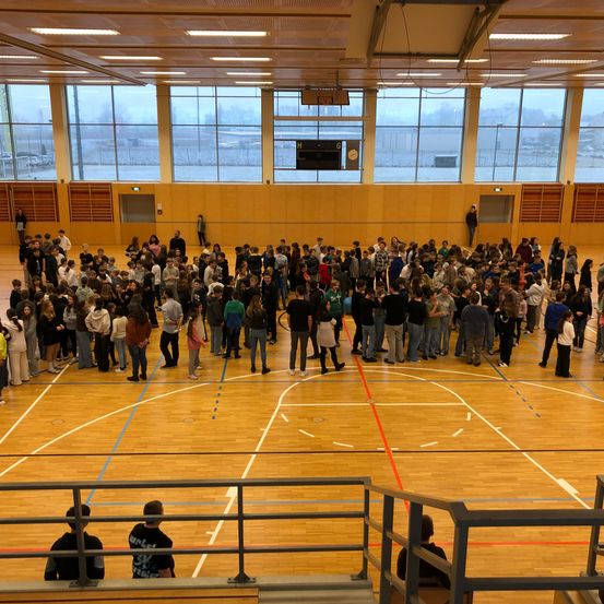 Bild enthält, People, Person, Floor, Flooring, Building, Indoors, Crowd, Concert, Wood, Hardwood