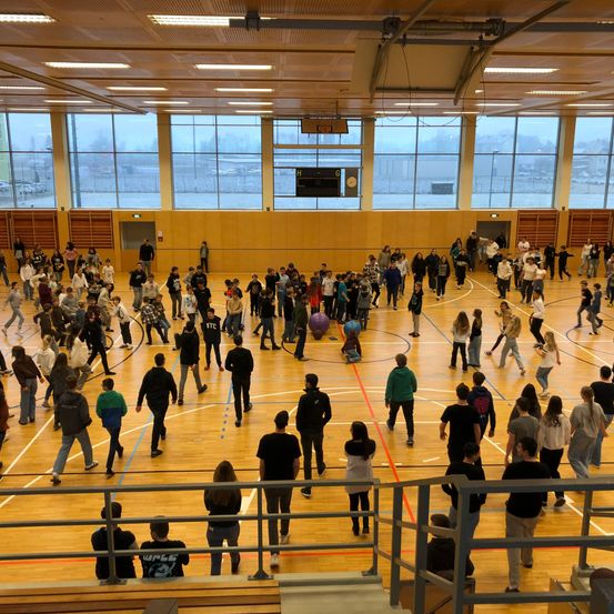 Bild enthält, People, Person, Sport, Volleyball, Volleyball Game, Indoors, Architecture, Building, Floor, Flooring