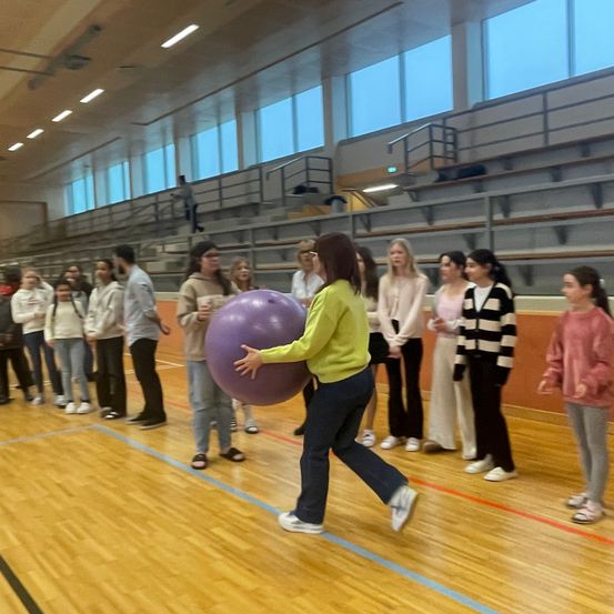 Bild enthält, Sphere, People, Person, Wood, Adult, Female, Woman, Shoe, Flooring, Hardwood