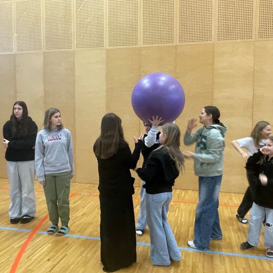 Bild enthält, Balloon, Pants, People, Person, Female, Girl, Teen, Adult, Woman, Sphere