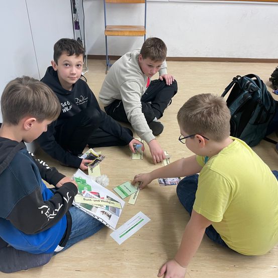 Bild enthält, Person, Student, Boy, Child, Male, Face, Head, Text