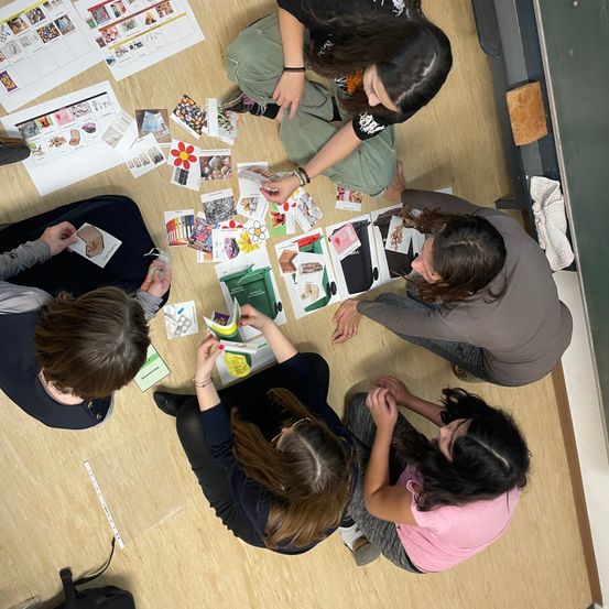 Bild enthält, Person, Student, Adult, Male, Man, Female, Woman, Indoors, Face, Head