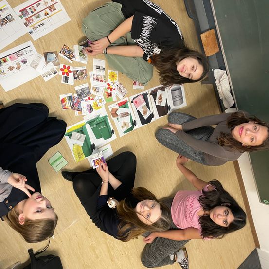 Bild enthält, Adult, Female, Person, Woman, Student, People, Face, Head, Table, Indoors