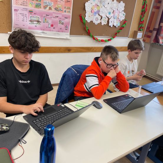 Bild enthält, Person, Student, Boy, Male, Teen, Child, Laptop, Face, Head, Table