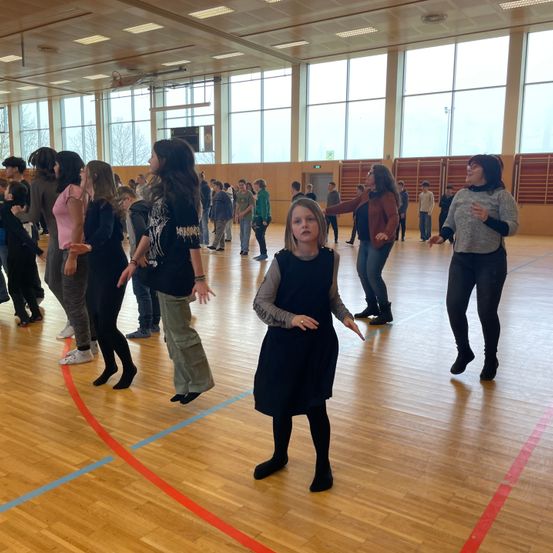 Bild enthält, People, Person, Floor, Flooring, Adult, Female, Woman, Dancing, Face, Wood