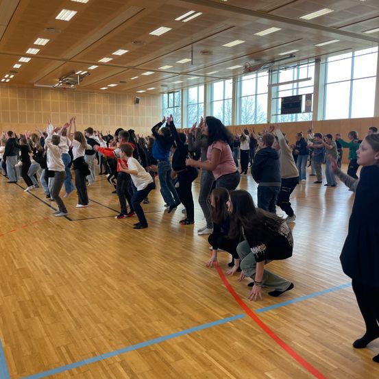 Bild enthält, People, Person, Adult, Female, Woman, Dancing, Building, Face, Jeans, Shoe