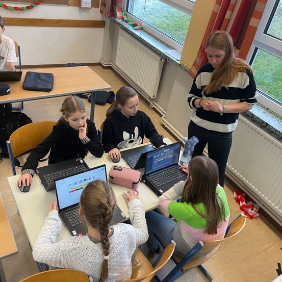 Bild enthält, Person, Student, Adult, Female, Woman, Boy, Child, Male, Face, Laptop