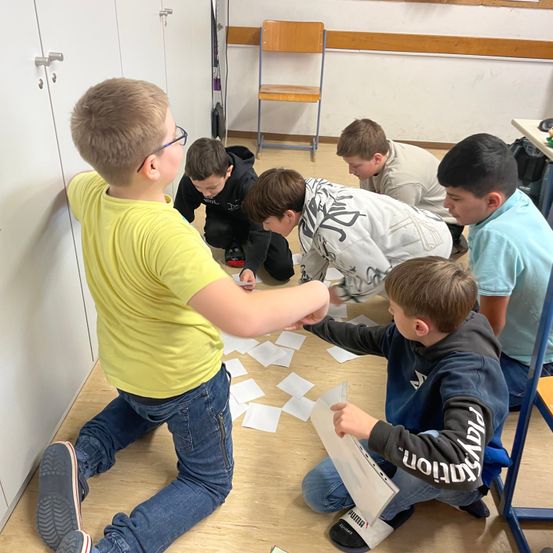 Bild enthält, Boy, Child, Male, Person, Student, Jeans, Pants, Shoe, Face, Head