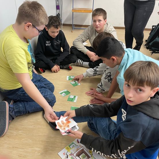 Bild enthält, Boy, Child, Male, Person, Student, Adult, Female, Woman, Face, Jeans