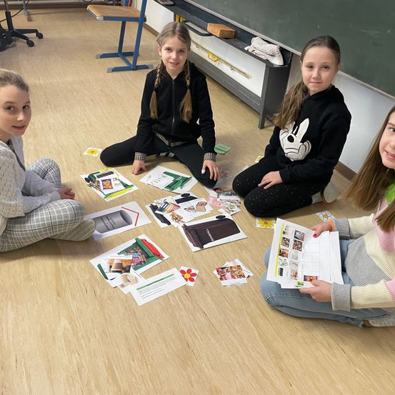 Bild enthält, Person, Student, Female, Girl, Teen, Child, Face, Head, Advertisement