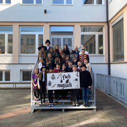 Bild enthält, People, Person, Urban, City, Building, Shelter, College, Portrait, Jeans, Shoe
