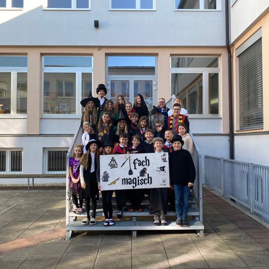 Bild enthält, People, Person, Urban, City, Building, Shelter, College, Portrait, Jeans, Shoe