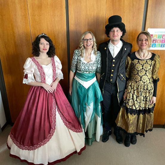 Bild enthält, Lady, Person, Adult, Bride, Female, Woman, Male, Man, Dress, Coat