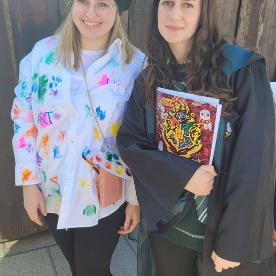 Bild enthält, Blouse, Coat, Jacket, Person, Photography, Portrait, Pants, People, Blazer, Woman