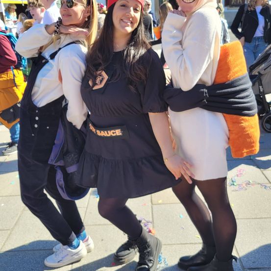 Bild enthält, People, Person, Shoe, Photography, Portrait, Skirt, Costume, Adult, Female, Woman