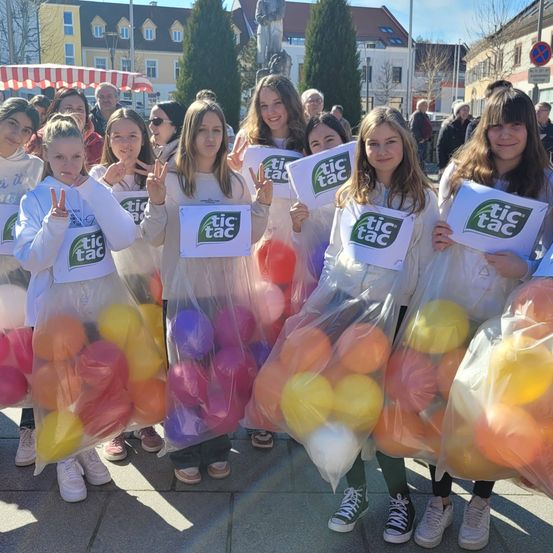 Bild enthält, People, Person, Balloon, Handbag, Female, Girl, Teen, Adult, Woman, Parade