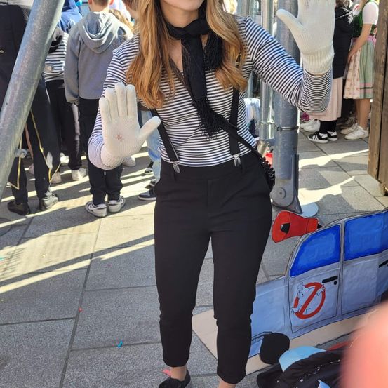 Bild enthält, Pants, Hat, Person, Portrait, Female, Girl, Teen, Glove, Adult, Woman