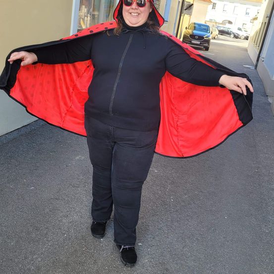 Bild enthält, Photography, Portrait, Coat, City, Street, Jacket, Hood, Shelter, Cape, Costume