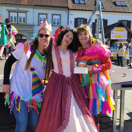 Bild enthält, Shelter, Costume, Person, Portrait, Dress, Neighborhood, People, Adult, Female, Woman