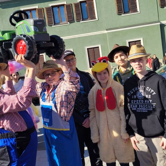 Bild enthält, Adult, Female, Person, Woman, Hat, Photography, Portrait, Male, Man, Wheel