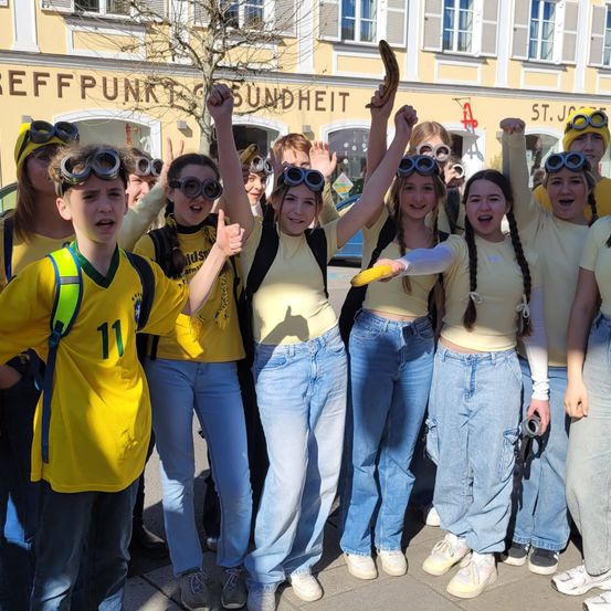 Bild enthält, Pants, Sunglasses, People, Person, Jeans, Female, Girl, Teen, Photography, Portrait