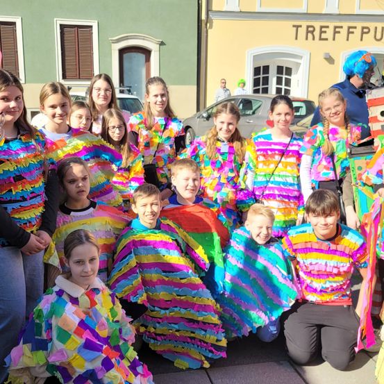 Bild enthält, Adult, Female, Person, Woman, Parade, People, Child, Girl, Boy, Male