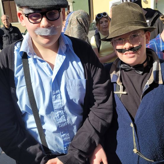 Bild enthält, Hat, Photography, Portrait, Coat, Glasses, Cap, Jacket, Baseball Cap, Sunglasses, Pants