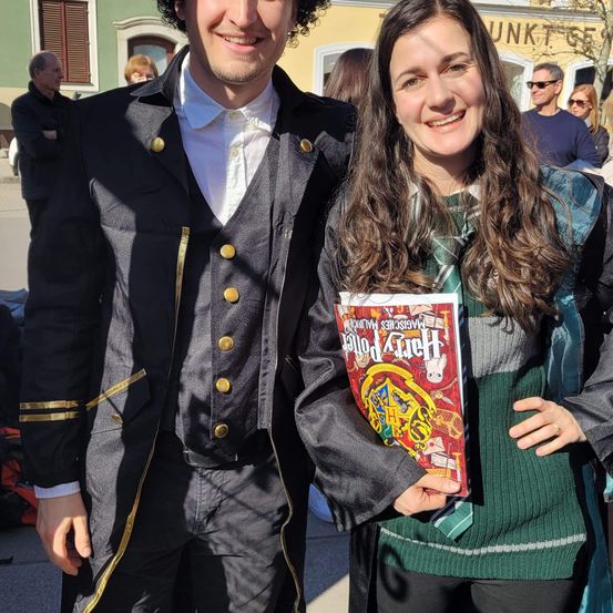 Bild enthält, Coat, Jacket, Blazer, Person, Photography, Portrait, Costume, Pants, Hat, Man