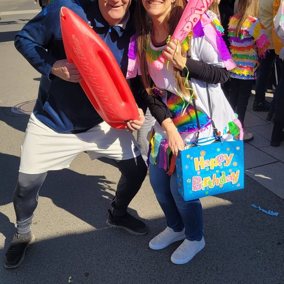 Bild enthält, Person, Photography, Portrait, Costume, People, City, Street, Bag, Sunglasses, Shoe