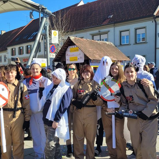 Bild enthält, Shelter, People, Person, Costume, Coat, Portrait, E-scooter, Adult, Female, Woman