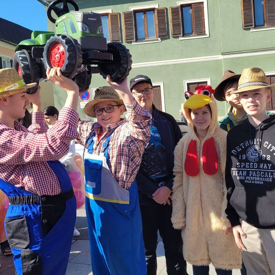 Bild enthält, Pants, Person, Photography, Portrait, Costume, Hat, Baseball Cap, People, Shoe, Coat