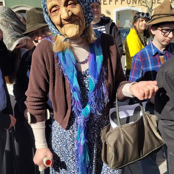 Bild enthält, Face, Person, Portrait, Bag, Handbag, Adult, Female, Woman, Lady, Hat
