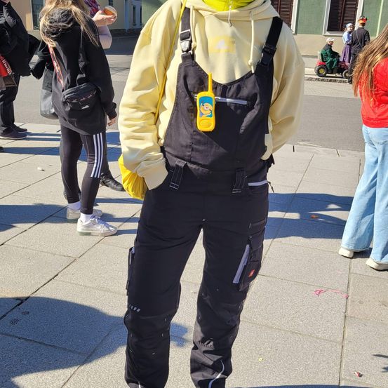 Bild enthält, Pants, Costume, Person, Accessories, Sunglasses, City, Coat, Jacket, Portrait, Street