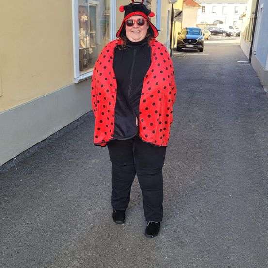 Bild enthält, City, Coat, Street, Urban, Photography, Portrait, Jacket, Baseball Cap, Cap, Pants