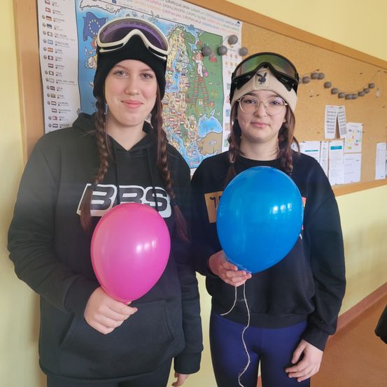 Bild enthält, Balloon, Adult, Female, Person, Woman, People, Purple, Hat, Face, Sphere